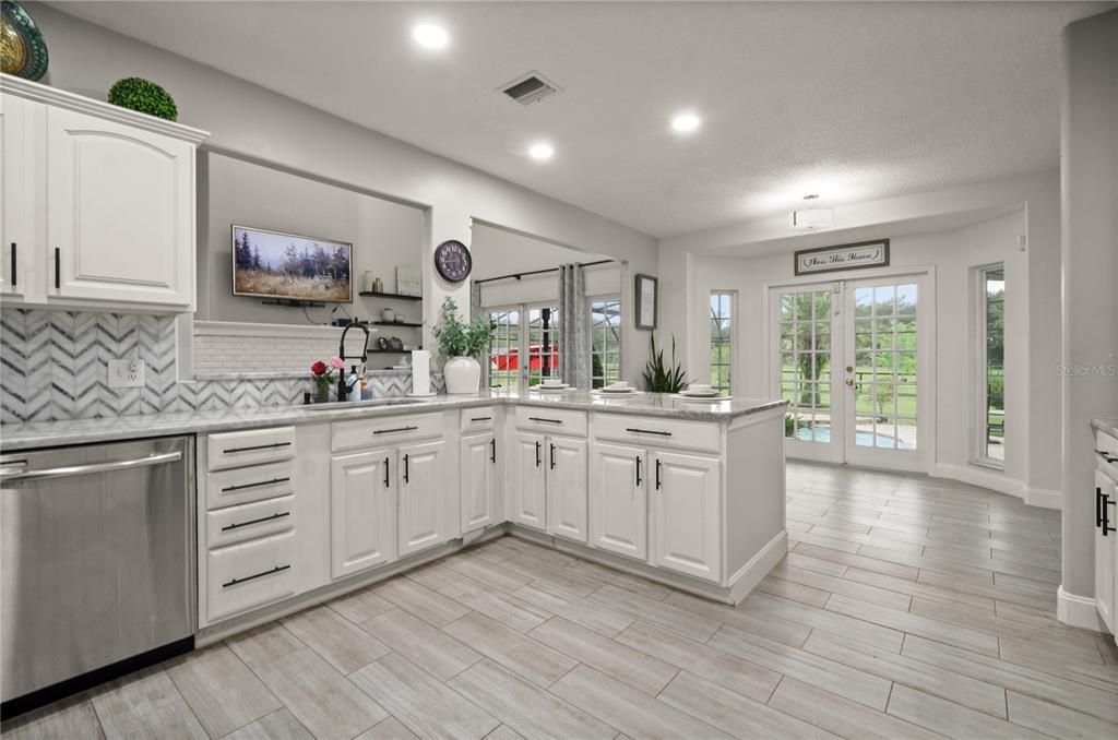 Kitchen/Pool View