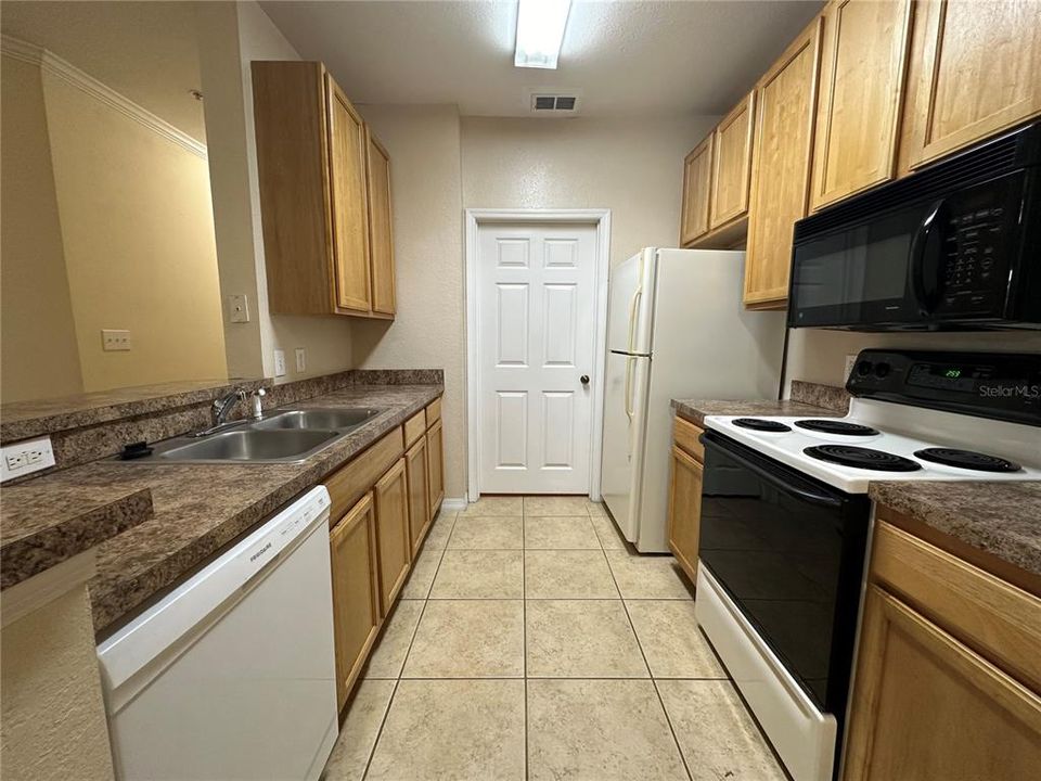 For Sale: $219,900 (2 beds, 2 baths, 1045 Square Feet)