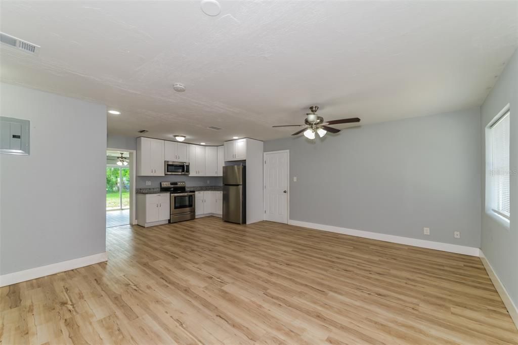 For Sale: $355,000 (4 beds, 2 baths, 1464 Square Feet)