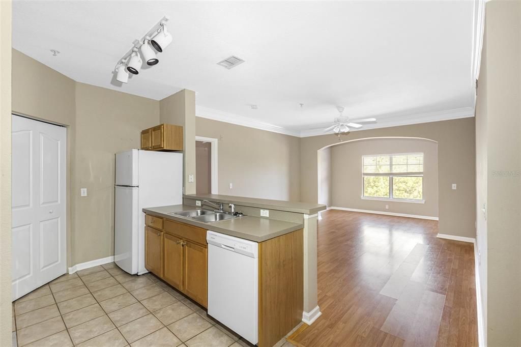 For Sale: $319,900 (2 beds, 2 baths, 1242 Square Feet)