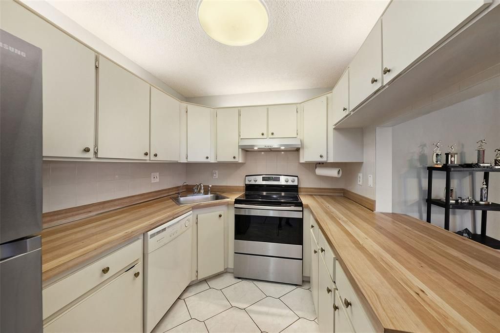 For Sale: $205,000 (2 beds, 2 baths, 1038 Square Feet)