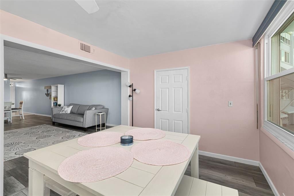 For Sale: $299,000 (2 beds, 2 baths, 1075 Square Feet)