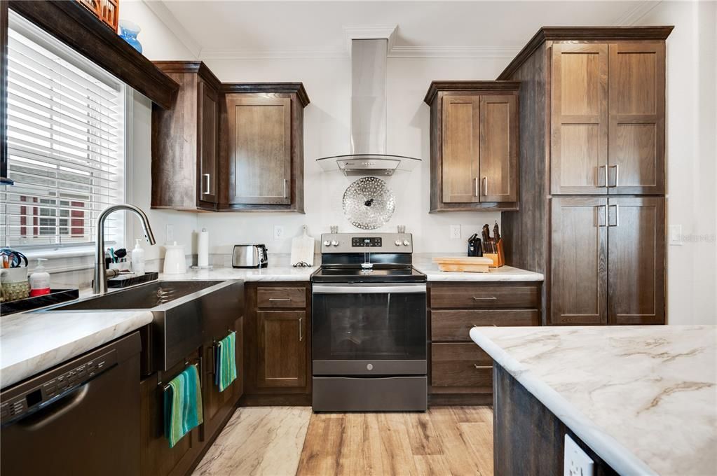 Large Kitchen * seller has recently added backsplash