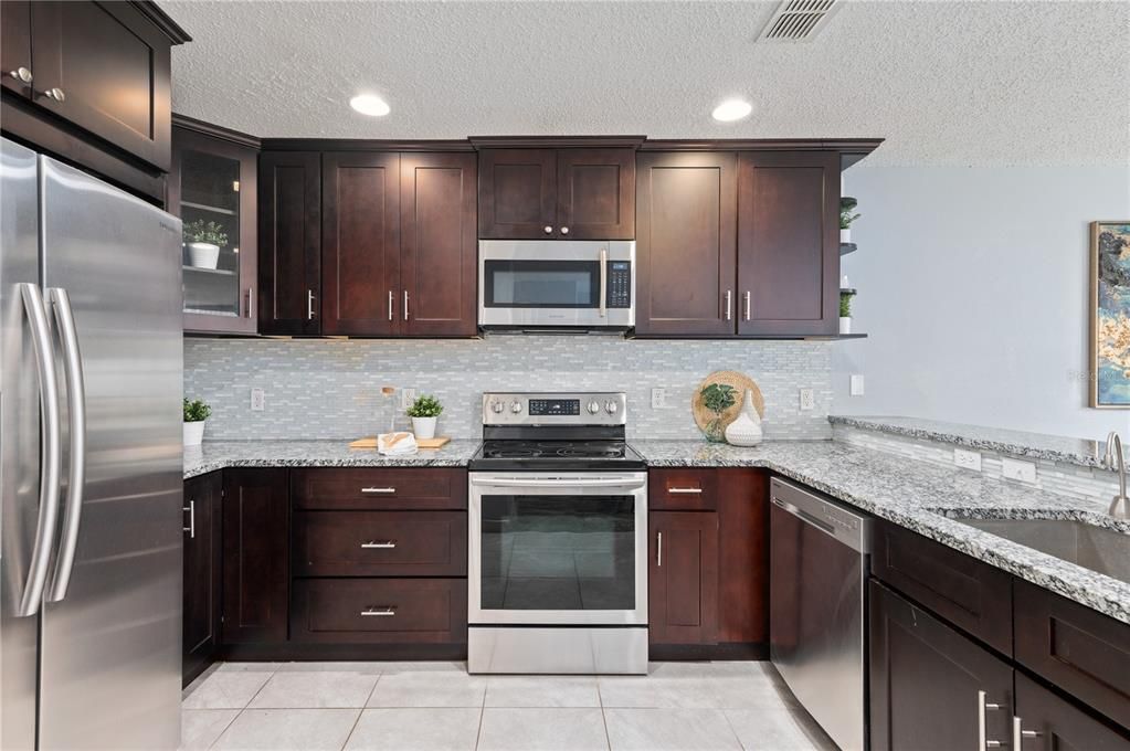 For Sale: $304,900 (2 beds, 2 baths, 1296 Square Feet)