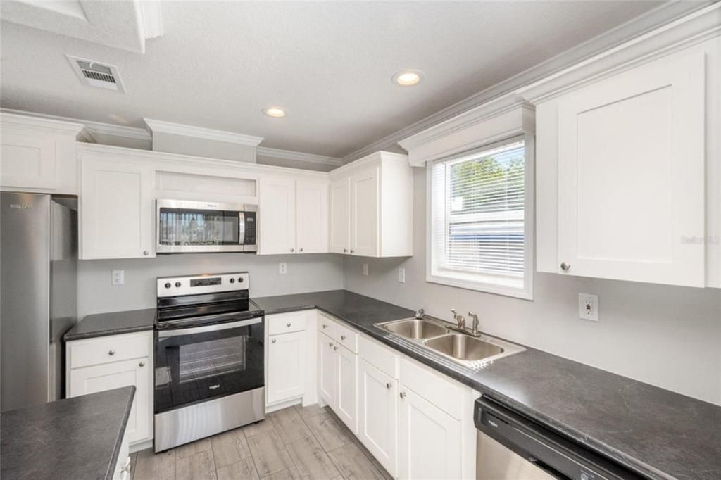 For Sale: $229,900 (2 beds, 2 baths, 983 Square Feet)