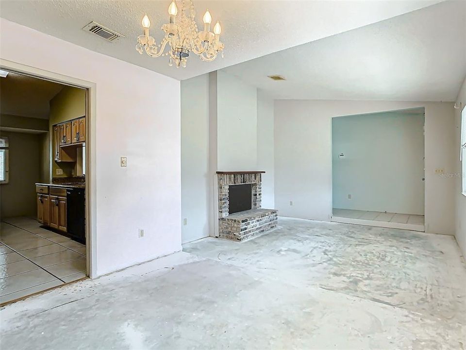 For Sale: $380,000 (4 beds, 2 baths, 1643 Square Feet)