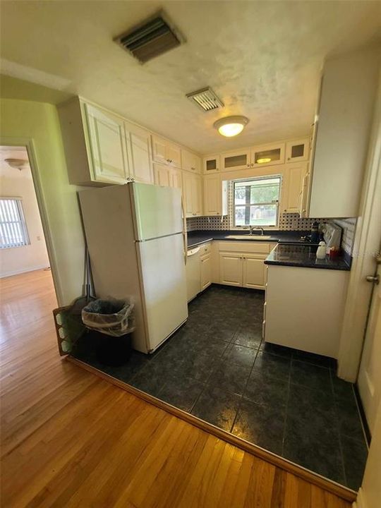 For Rent: $1,800 (3 beds, 1 baths, 960 Square Feet)