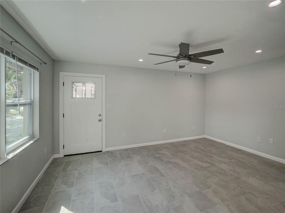 For Rent: $2,200 (2 beds, 1 baths, 875 Square Feet)