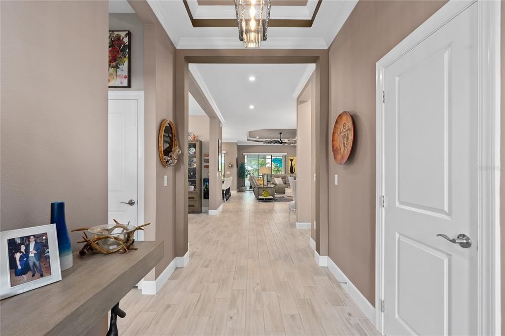 A beautiful entry with a See-Through Design with 10' Ceilings throughout