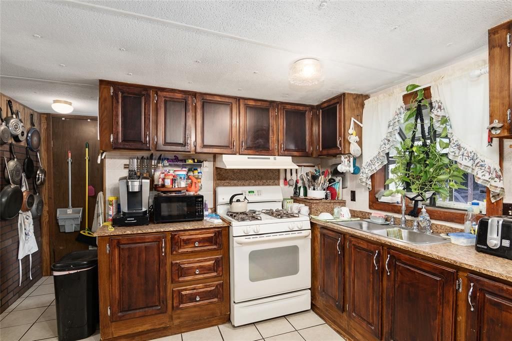 For Sale: $160,000 (3 beds, 2 baths, 1248 Square Feet)