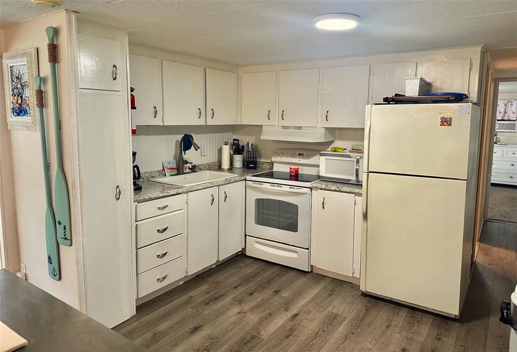 For Sale: $145,900 (2 beds, 1 baths, 852 Square Feet)