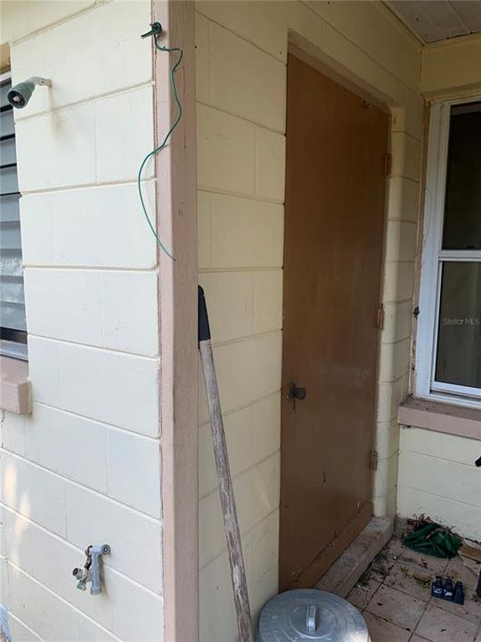 DOOR TO LAUNDRY ROOM/WORK ROOM