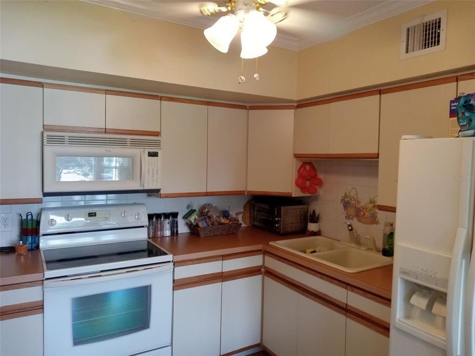 For Sale: $147,000 (2 beds, 2 baths, 1100 Square Feet)