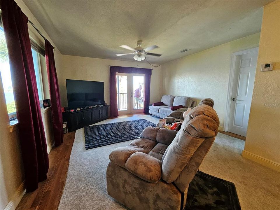 For Sale: $155,000 (2 beds, 2 baths, 970 Square Feet)