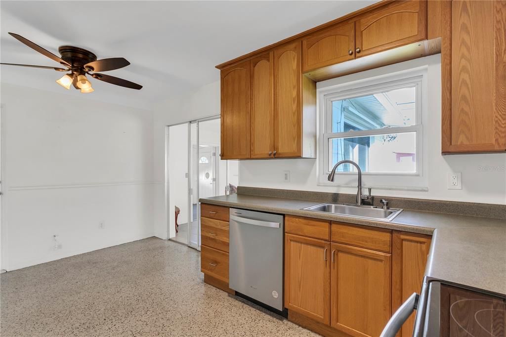 For Sale: $339,000 (2 beds, 1 baths, 1056 Square Feet)