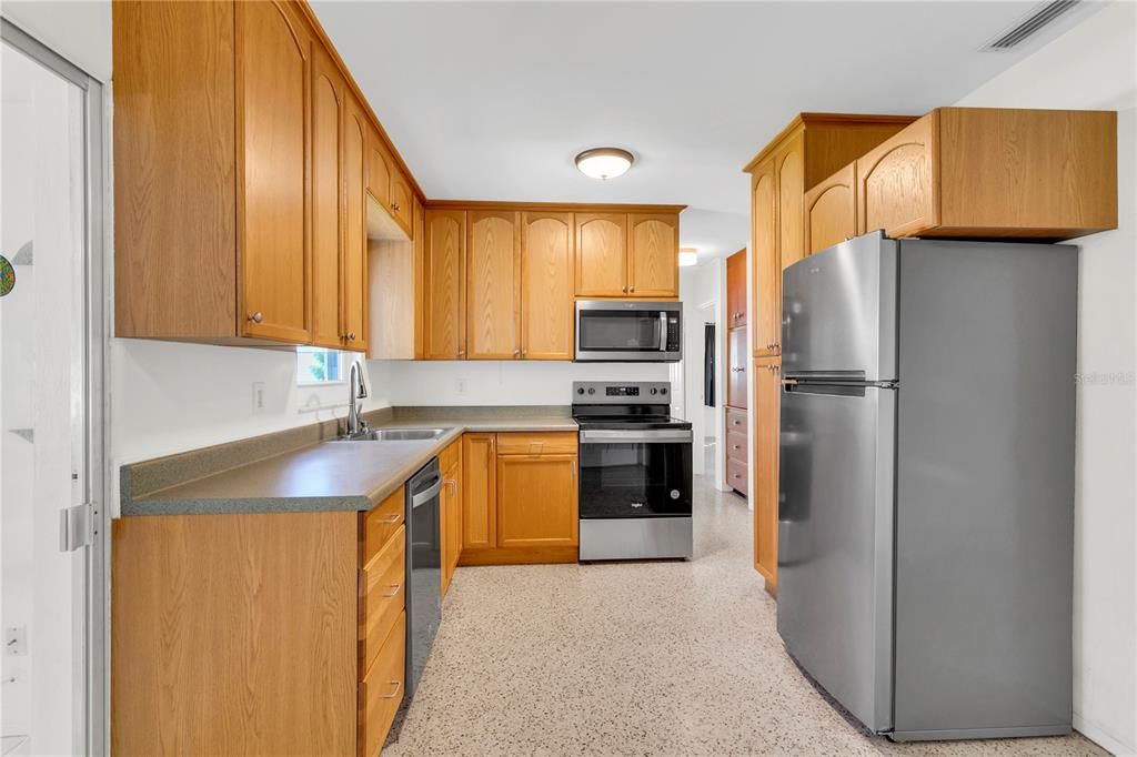 For Sale: $339,000 (2 beds, 1 baths, 1056 Square Feet)