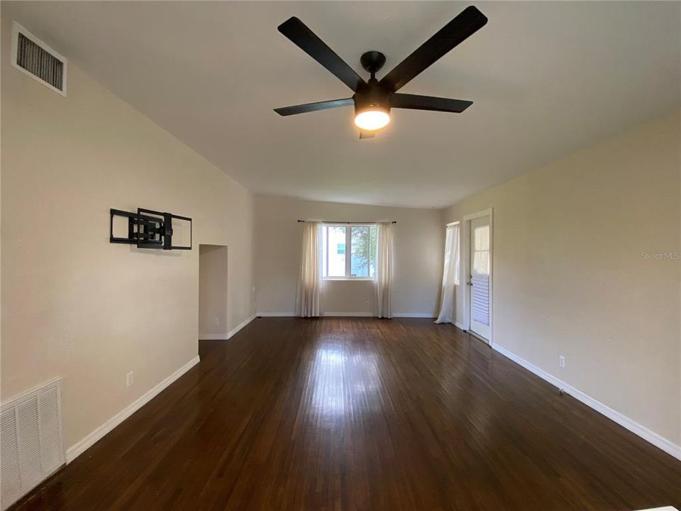 For Rent: $2,100 (2 beds, 2 baths, 1082 Square Feet)