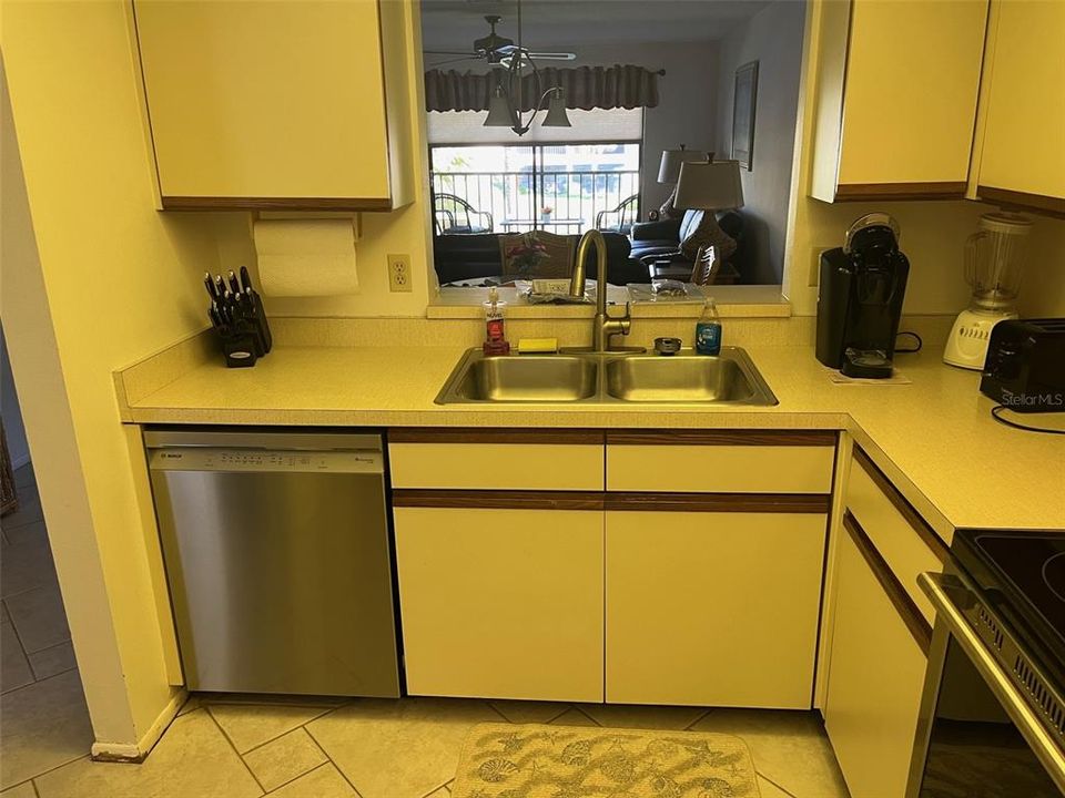 For Sale: $245,000 (2 beds, 2 baths, 1064 Square Feet)