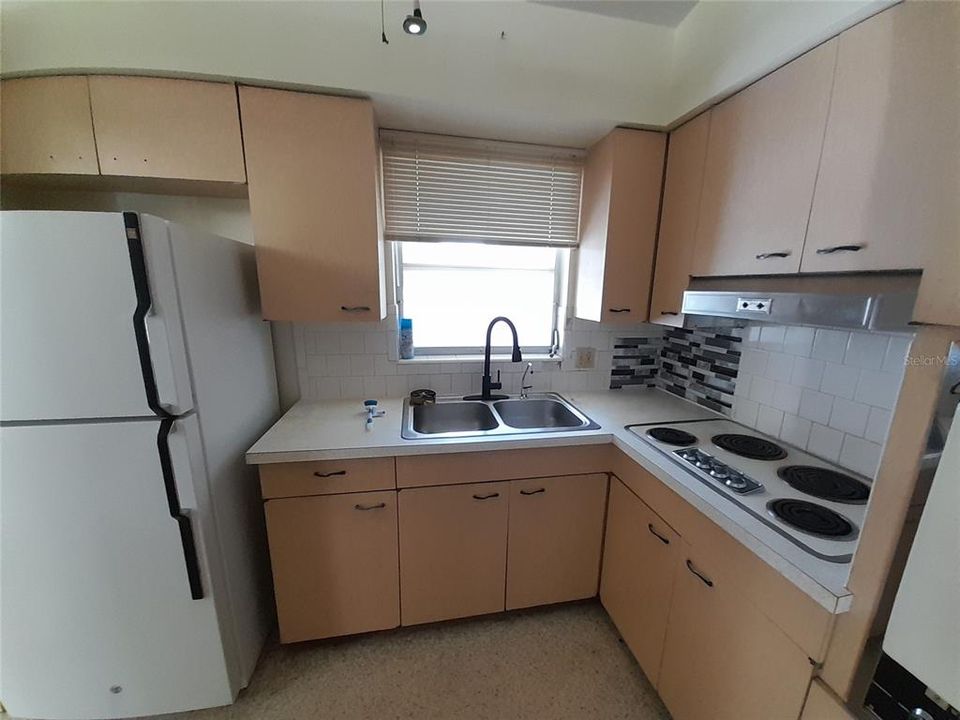 For Sale: $275,000 (2 beds, 1 baths, 958 Square Feet)