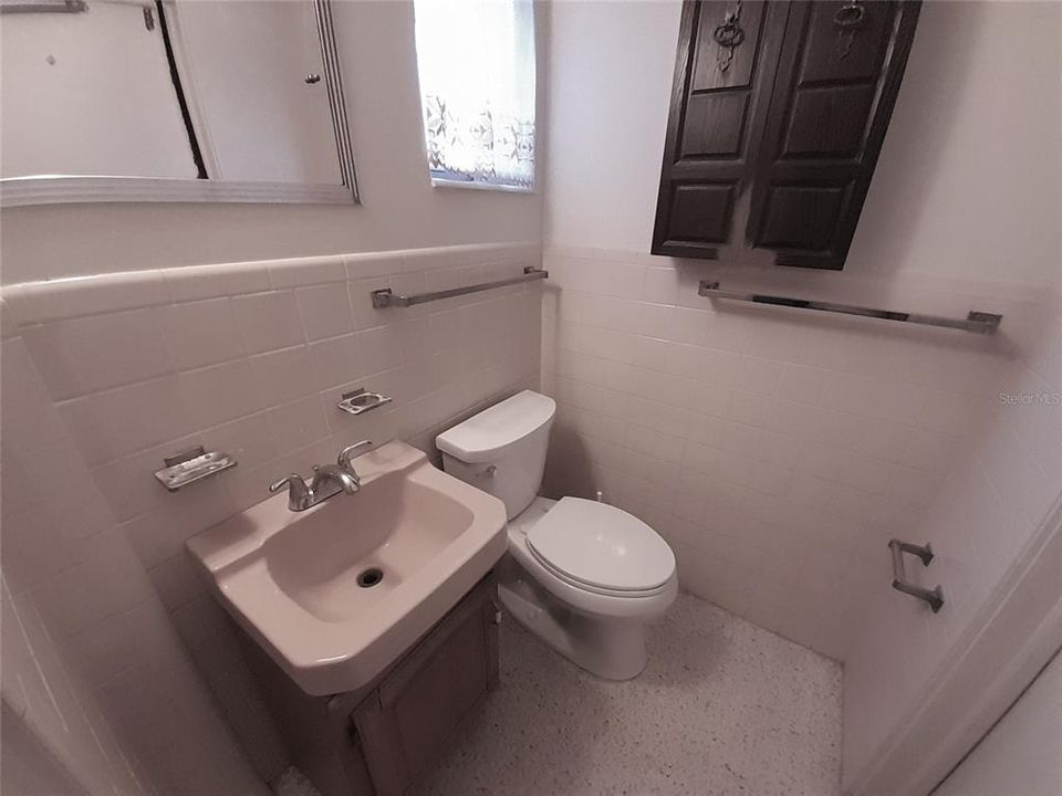 For Sale: $275,000 (2 beds, 1 baths, 958 Square Feet)