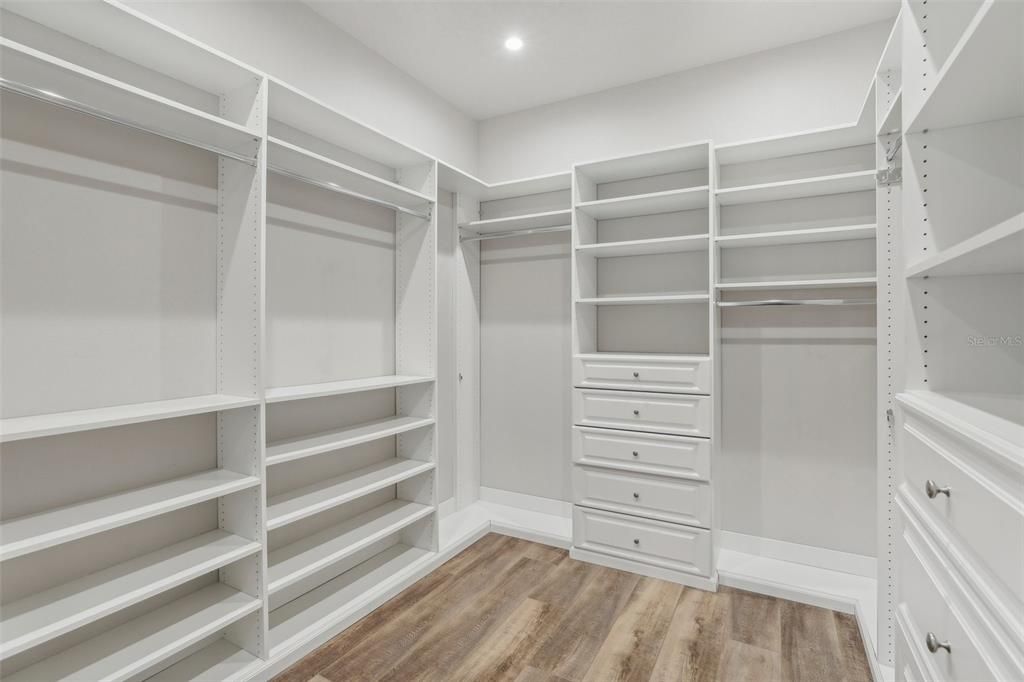 ONWER'S SUITE WALK-IN CLOSET.