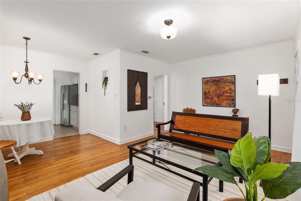 For Sale: $259,000 (2 beds, 1 baths, 895 Square Feet)