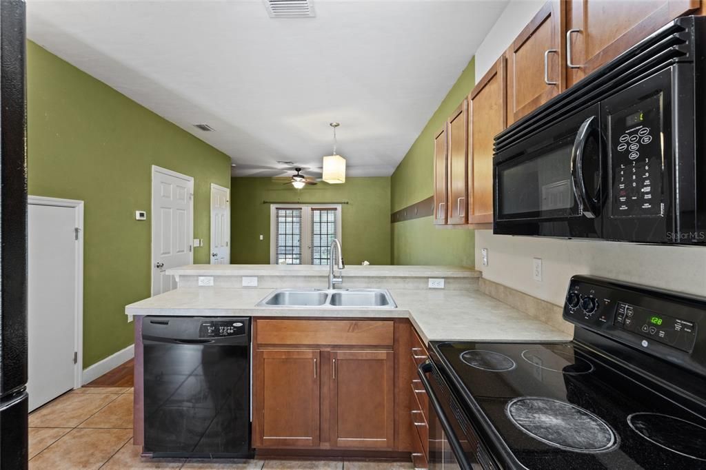 For Sale: $215,000 (2 beds, 2 baths, 1250 Square Feet)