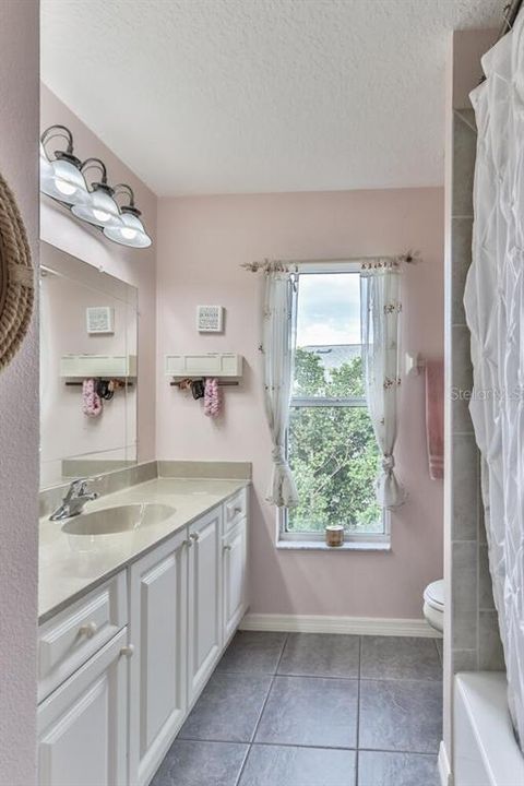 Upstairs Guest Bathroom  w\ tub and shower combo