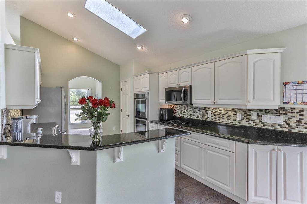 Kitchen w\ Raised Bar Area