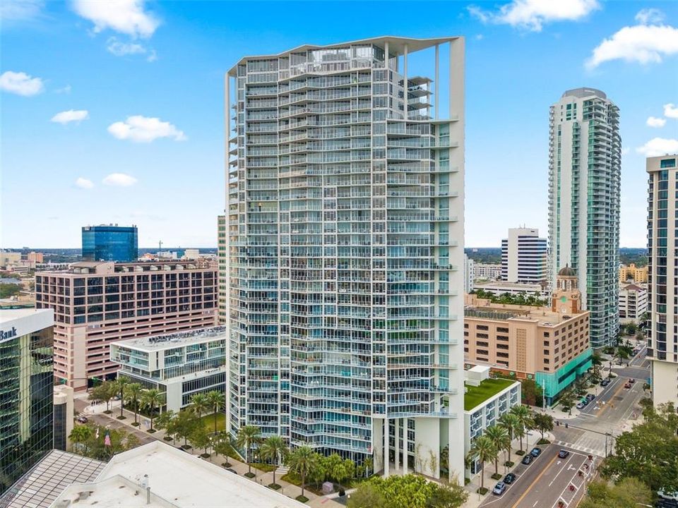 For Sale: $665,000 (1 beds, 1 baths, 859 Square Feet)