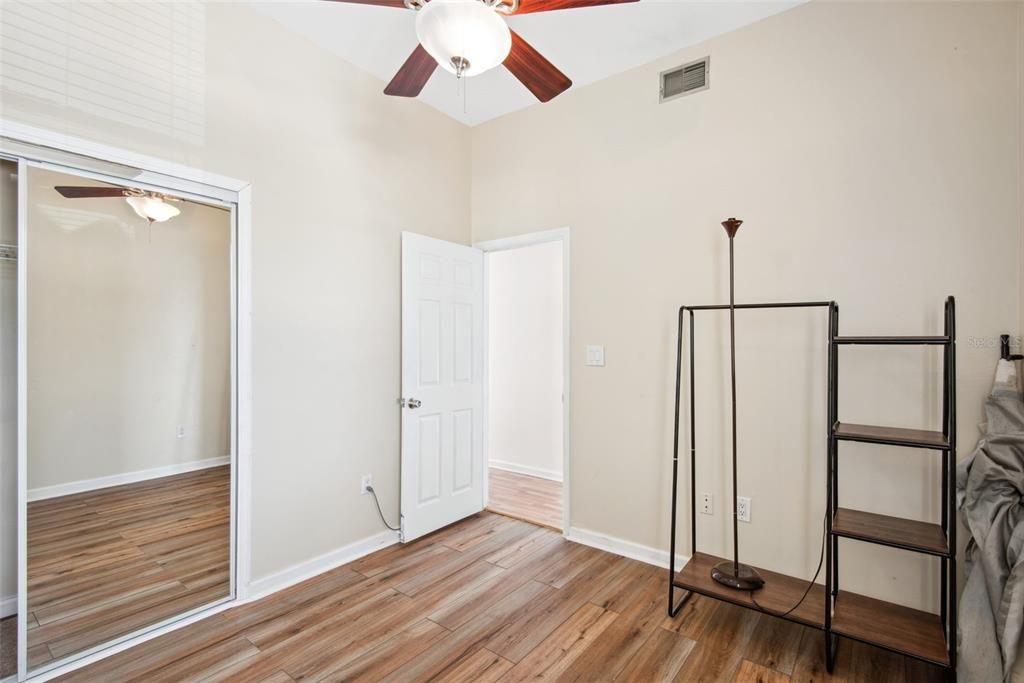 For Sale: $254,900 (2 beds, 1 baths, 1139 Square Feet)