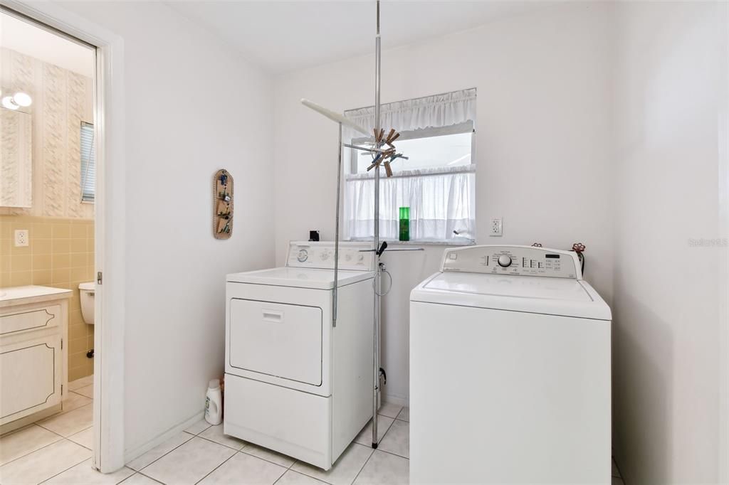 Active With Contract: $399,000 (2 beds, 2 baths, 1463 Square Feet)