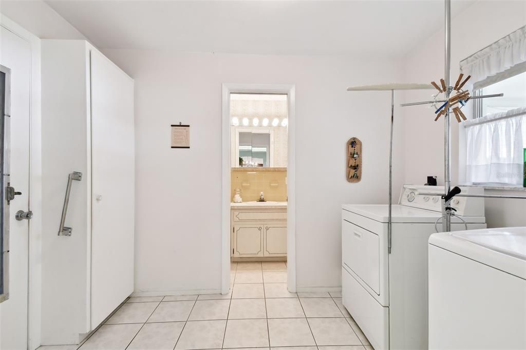 Active With Contract: $399,000 (2 beds, 2 baths, 1463 Square Feet)