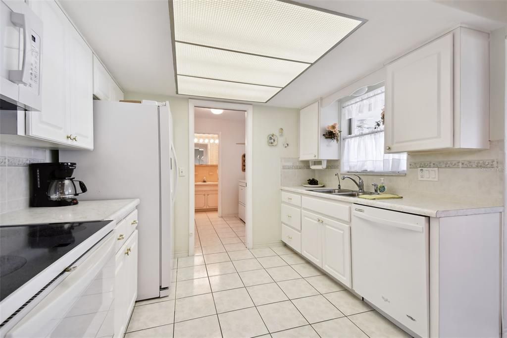 Active With Contract: $399,000 (2 beds, 2 baths, 1463 Square Feet)