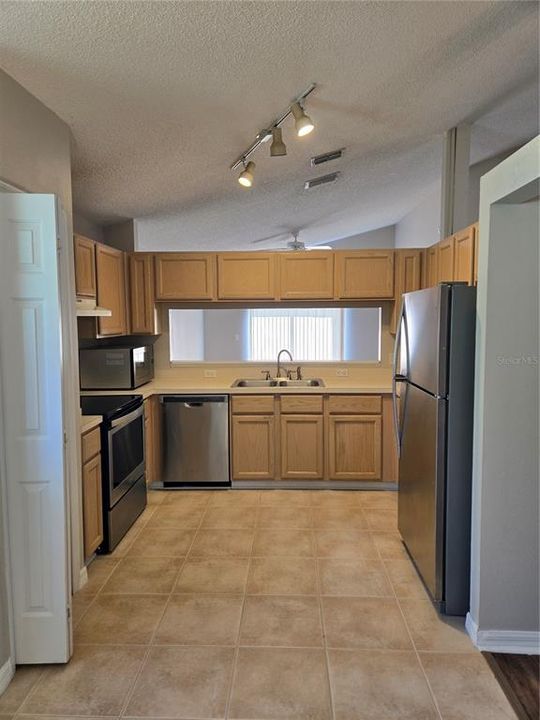 For Rent: $2,195 (3 beds, 2 baths, 1579 Square Feet)