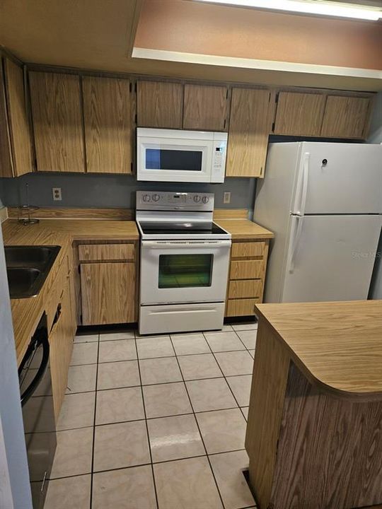 For Sale: $178,000 (2 beds, 2 baths, 933 Square Feet)