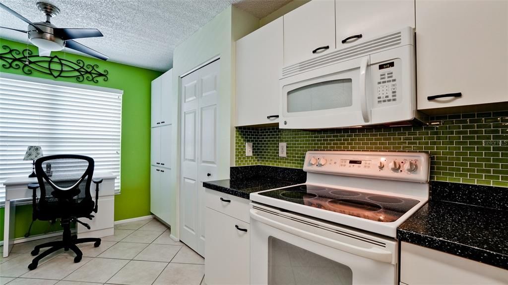 For Sale: $255,000 (1 beds, 2 baths, 998 Square Feet)