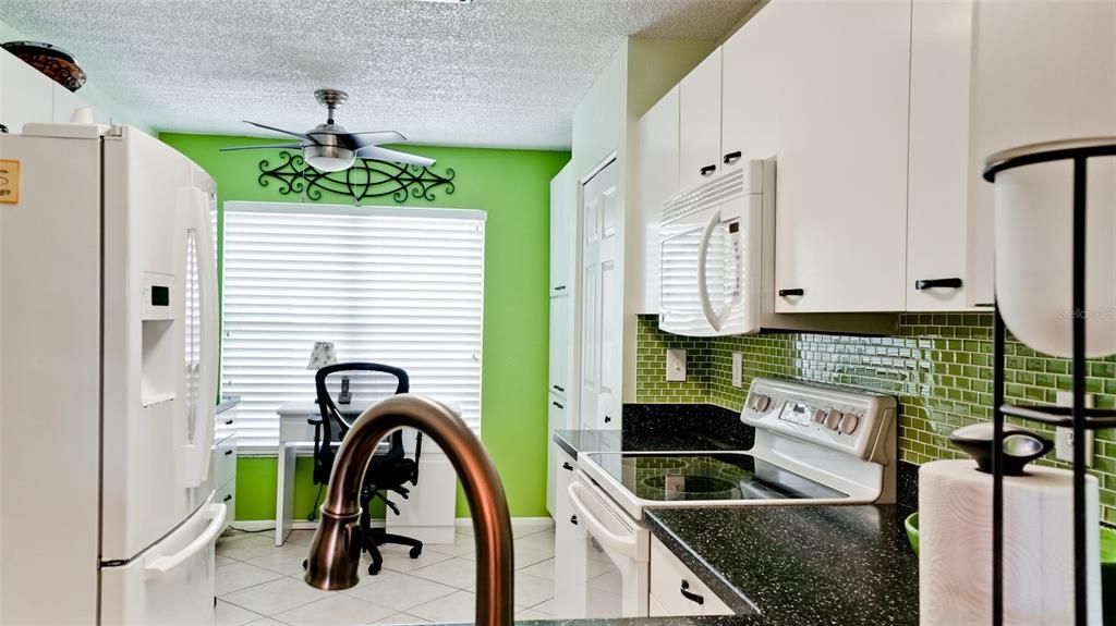 For Sale: $255,000 (1 beds, 2 baths, 998 Square Feet)