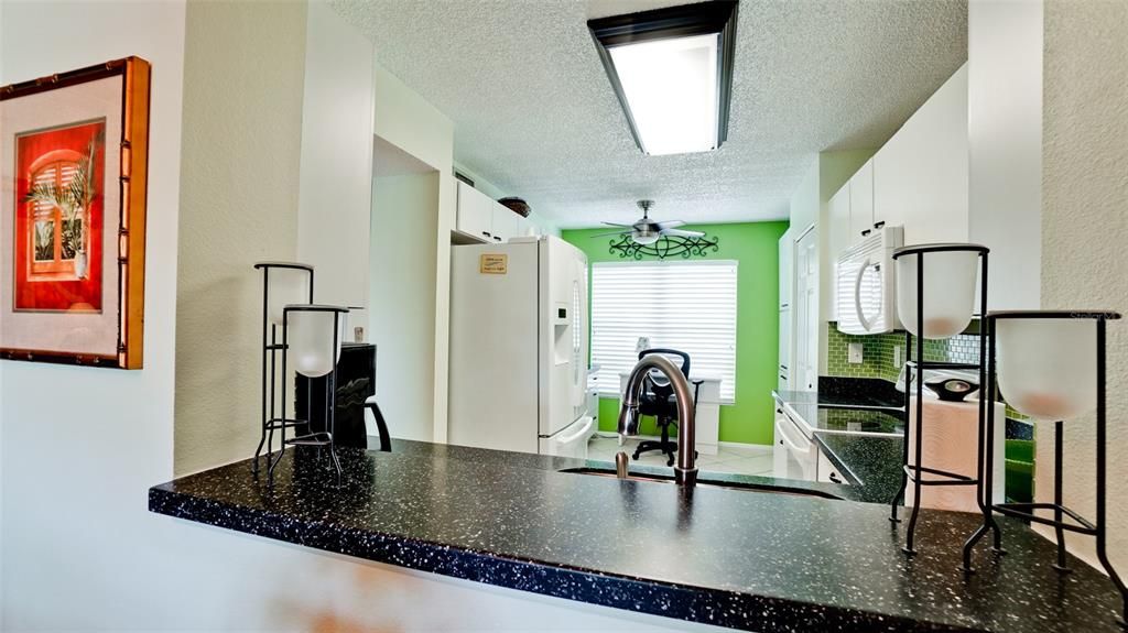 For Sale: $255,000 (1 beds, 2 baths, 998 Square Feet)