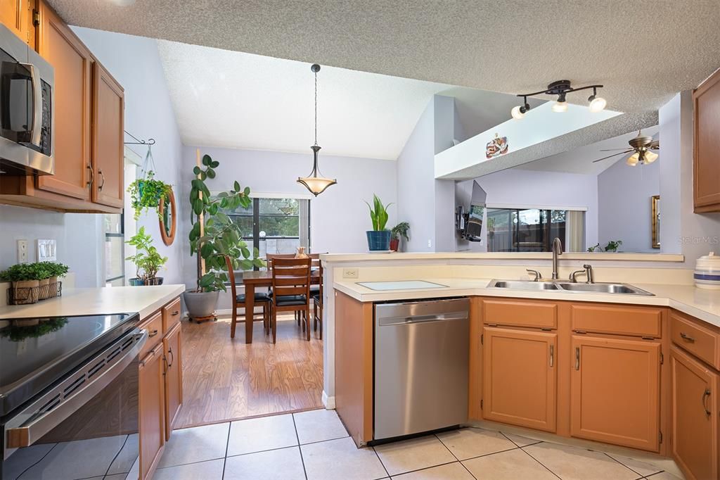 For Sale: $369,900 (2 beds, 2 baths, 1448 Square Feet)