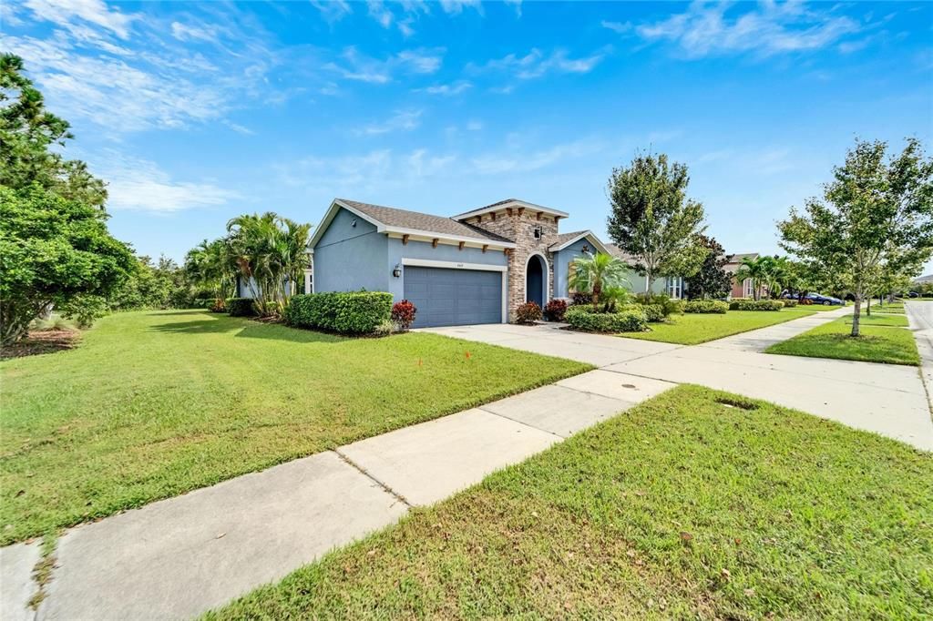 For Sale: $599,000 (3 beds, 3 baths, 2568 Square Feet)