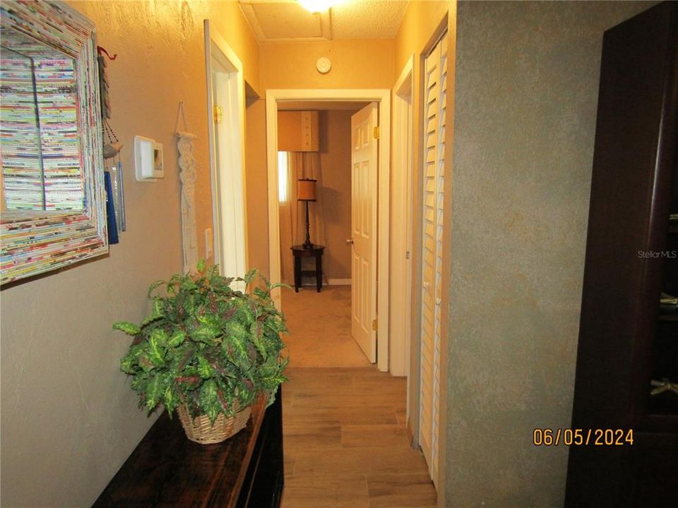 For Sale: $154,900 (2 beds, 1 baths, 864 Square Feet)