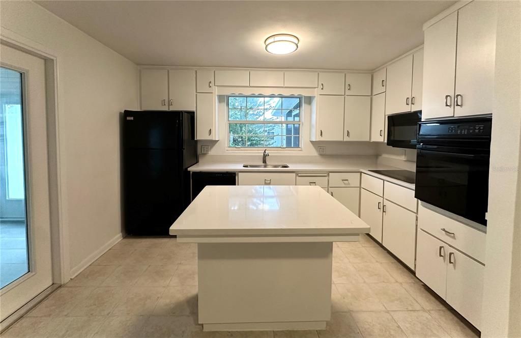 Kitchen Island/Breakfast Bar