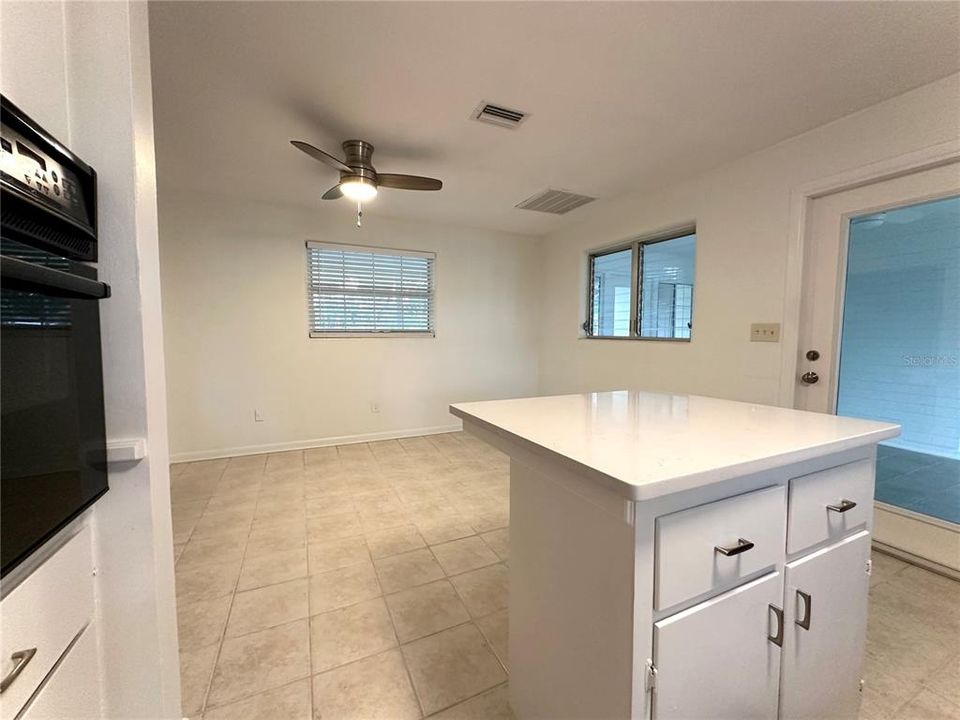 Kitchen Island/Breakfast Bar