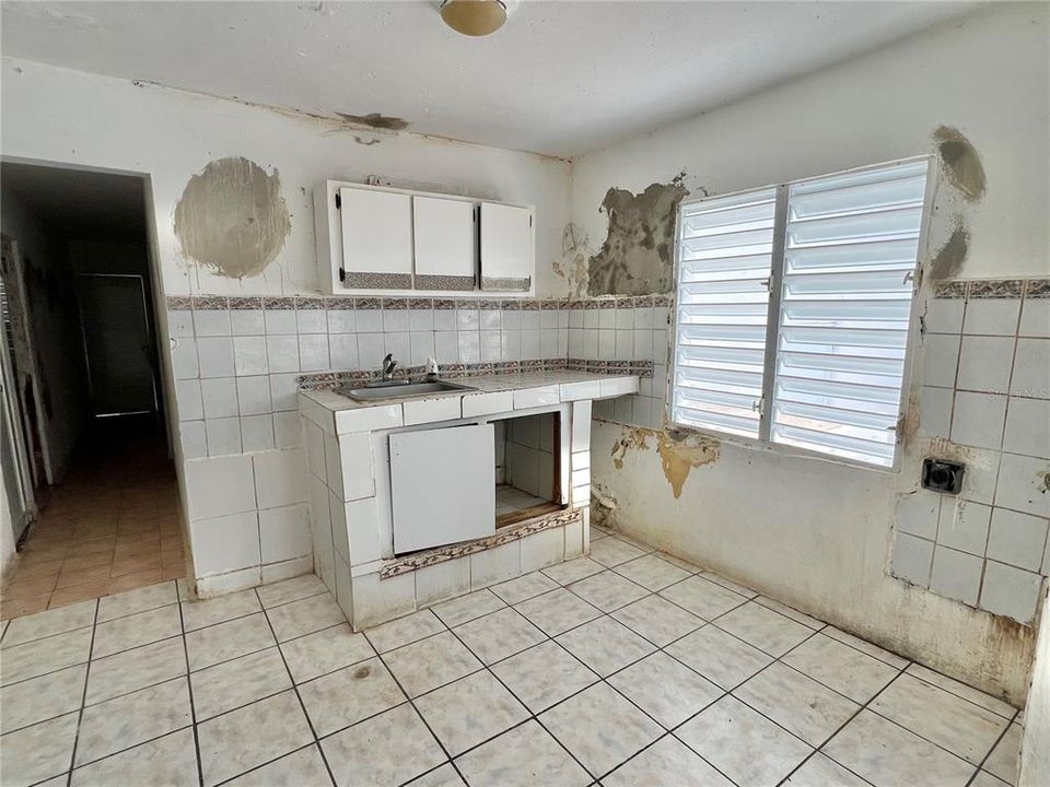 For Sale: $95,900 (3 beds, 1 baths, 882 Square Feet)