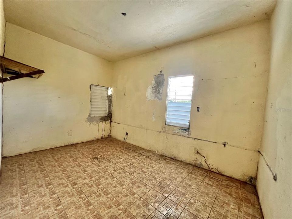 For Sale: $95,900 (3 beds, 1 baths, 882 Square Feet)