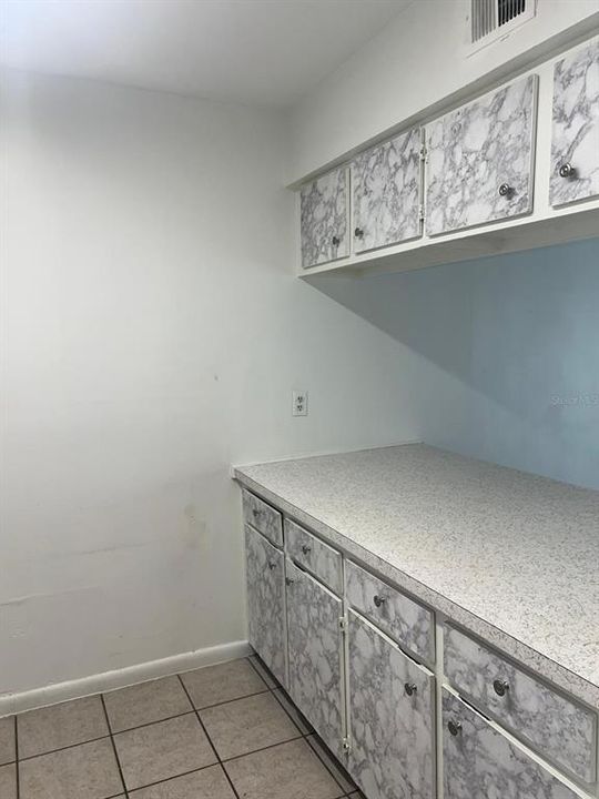 Counter with numerous storage space