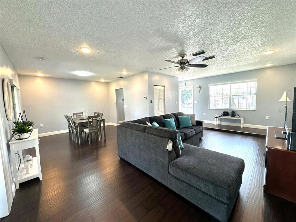 Active With Contract: $209,900 (2 beds, 2 baths, 1146 Square Feet)