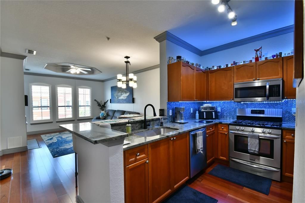 For Sale: $335,000 (1 beds, 1 baths, 1020 Square Feet)