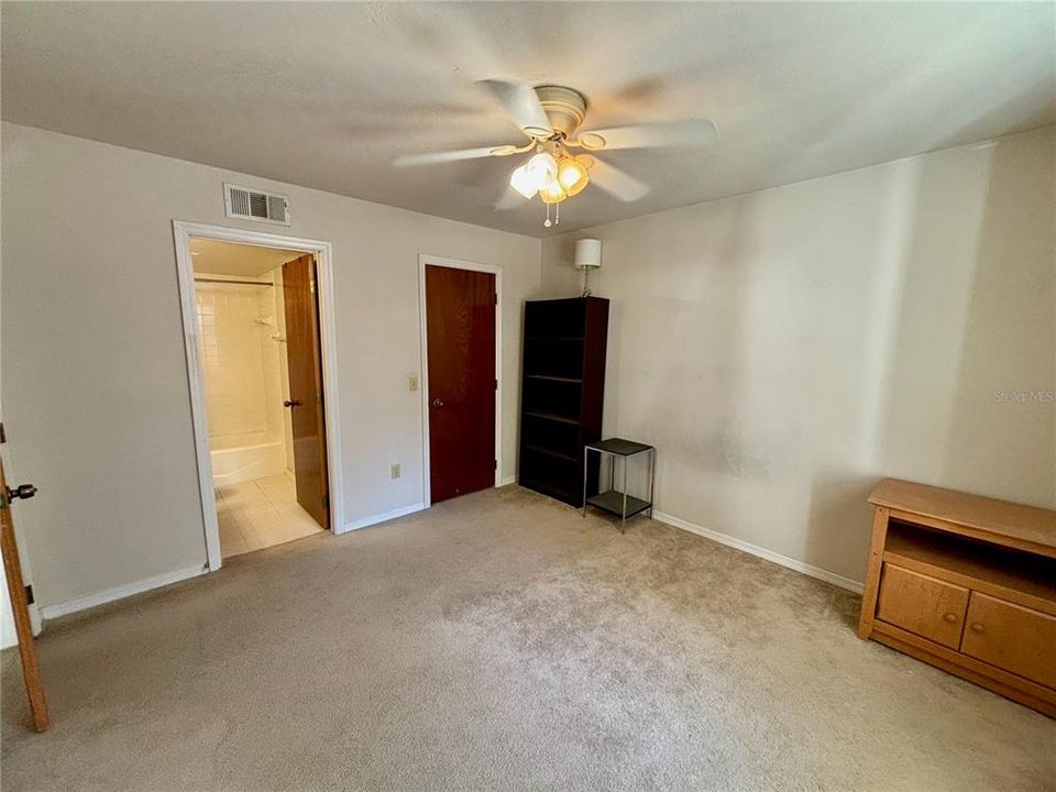 For Sale: $130,000 (1 beds, 1 baths, 635 Square Feet)